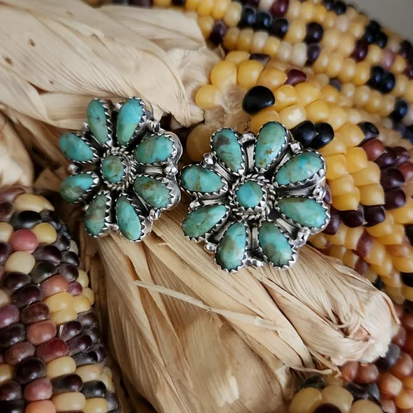 Stunning NWOT Native American Navajo Turquoise Flower Cluster Earrings 💙💚